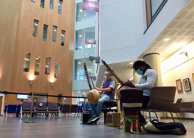 Since April 2018, Live Music Now musicians have been spending two days each month at Bristol’s Southmead and Cossham Hospitals, performing for a wide range of patients, from those undergoing regular dialysis treatment to people in intensive care. The project is part of the wider Fresh Arts programme of arts activities within the hospitals.
'I had no idea things like this existed! I really appreciate the music. So lovely, so relaxing.'